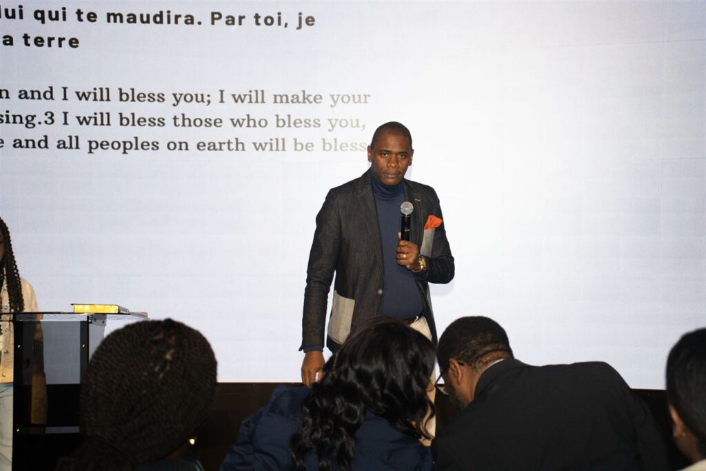 Le Pasteur Jean Paul Tshibangu prêche lors d’une conférence BOW